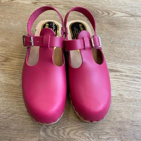 T hot sale bar clogs